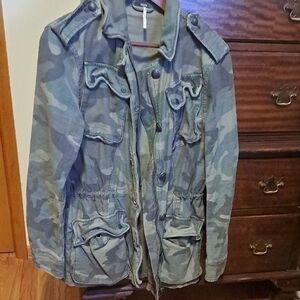 EUC Free People Distressed Camo Anorak Sz Sm